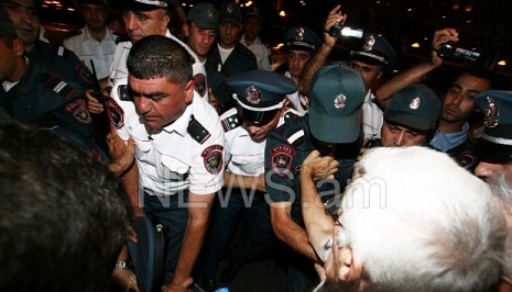 Tense moments between police and anti-government protesters in Armenia - VIDEO